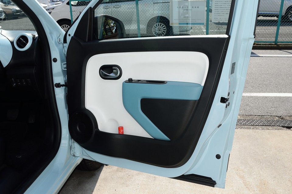 フロントドア内張りです。内張りがキレイなのは当たり前なので、汚れやすいドアヒンジとか見てください・・・（笑）