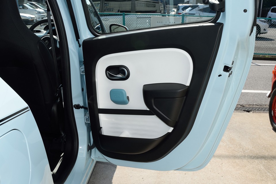 リアドア内張り。ドアヒンジね（笑）