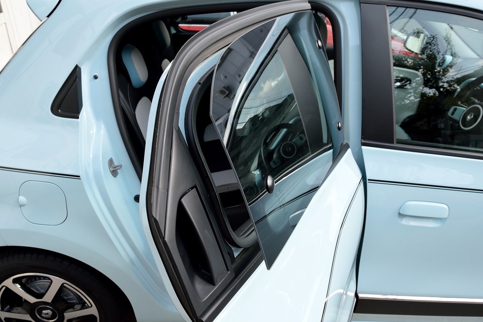 ちなみに、フランス伝統の合理主義のためか、リアウインドウはヒンジ式で、開けてもこんな感じです。潔（いさぎよ）いですね～、あれもこれも欲しがる日本人の悪いクセを気付かさせてくれます。実際これで困る事なんてほとんど無いんですから・・・。