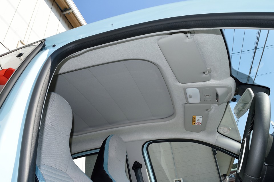 その代わりというわけではありませんが、キャンバストップの開口部の広いこと、広いこと・・・電動で開けたいだけ開けられるので、ちょっとだけ開けて換気とか、リアシートまで全開とか、使い方いろいろ！