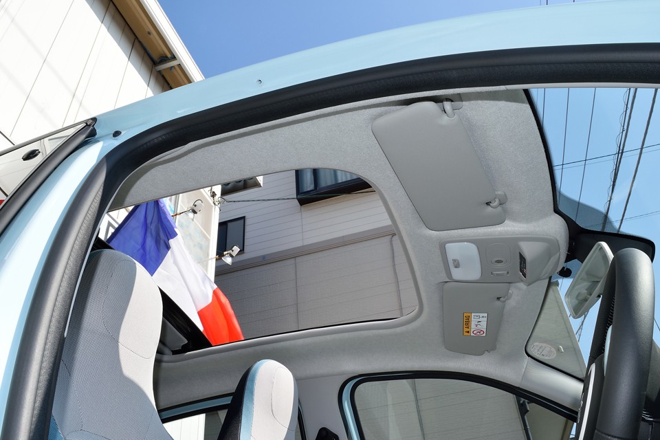 全開にすると、ほぼオープンカー並みの解放感！やっぱ気持ち良いぃ～！・・・にしても、リアウインドウがヒンジなのにこのキャンバストップ・・・何が大事なのかを考えさせられますね。