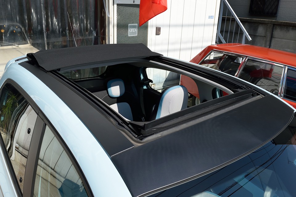 ちなみに外から見るとこんな感じ・・・これならリアシートの人も解放感タップリですね！自動でフロント先端に風除けが立ち上がるので、巻き込みも意外に少なく快適～！