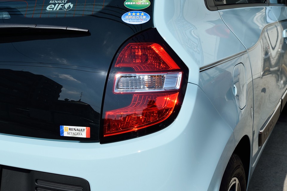 リアレンズももちろんクリア～！黒い縁取りのおかげで、赤、白のレンズもハッキリクッキリ！