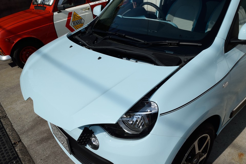 おぉ～なんだコレ～！まるでサーブのようなフロントフードの開き方！エンジンもトランクも後ろなので前は何もありません。メンテナンス用にこれだけスライドするだけです。