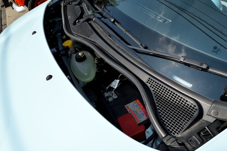 バッテリーやLLCリザーバータンクなんかはココ。フランス合理主義・・・ハンパない・・・。