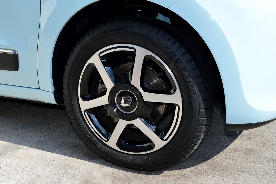 スッキリとして好感がもてるデザインのインテンス標準15インチアルミホイールも、ご覧の通り目立つキズはありません！