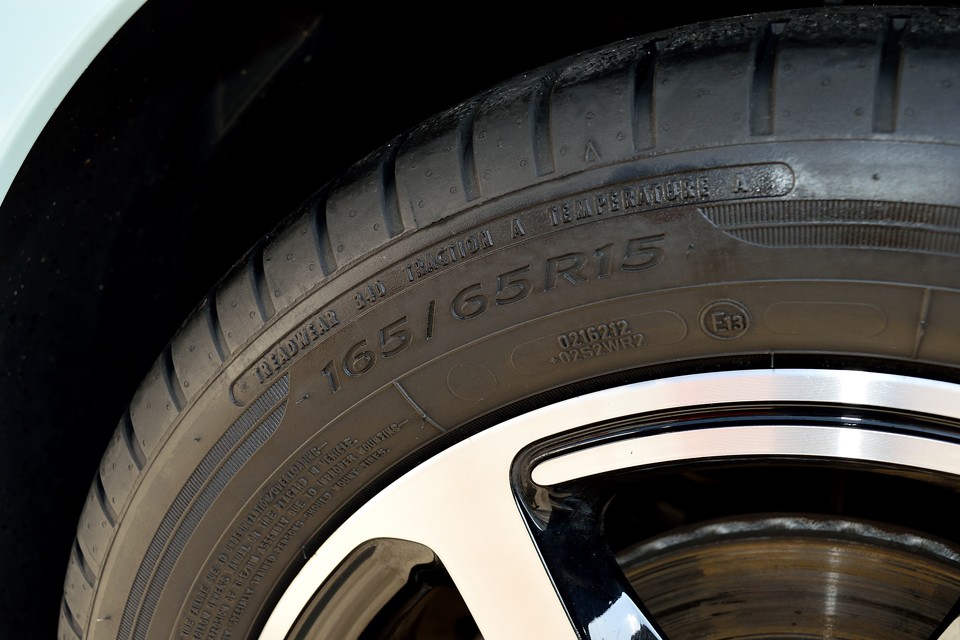 タイヤサイズはフロント165/65R15、リア185/60R15。偏平タイヤがほとんどの昨今、タイヤの柔らかさを感じられるこのサイズは良いですねぇ。しかも国産タイヤでも1本5,000円～と経済的！