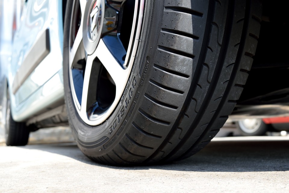 現在、タイヤ残山はご覧の通り。7～8分山というところでしょうか。当分交換の必要はなさそうです。