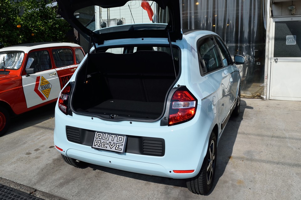 リアハッチは前傾したリア形状のおかげで、開けるときのリアへのはみ出しもわずか。ピッタリ駐車しても開けられるのでとっても便利！よく出来てるわぁ。