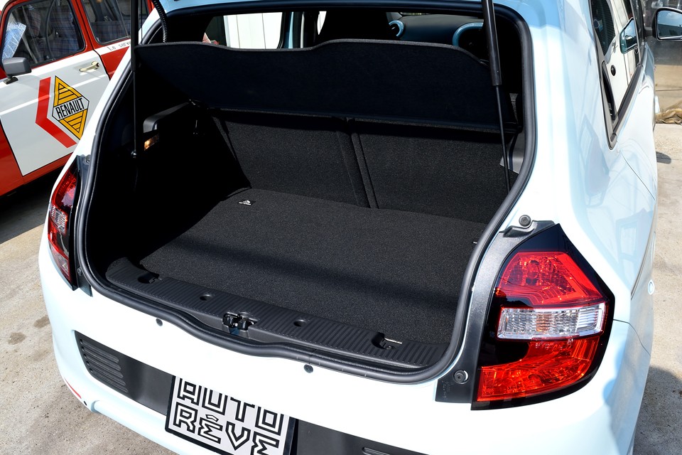 RRなのでトランク床面は若干高いですが、でもコレ、言われないと分らないんじゃない！っていうくらい充分なスペースは確保出来てます。そう思いません？