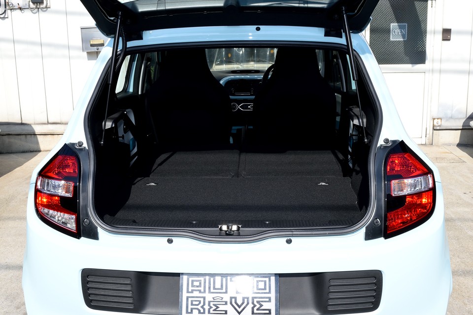 リアシートはワンタッチでこの状態になるので、小さなボディですが、かなりの積載能力があります！日常使用でしたら充分なスペースですよね。