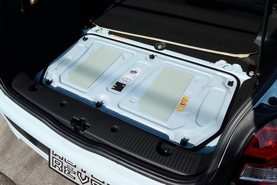 で、トランクマットの下の、このパネルを外すと・・・。