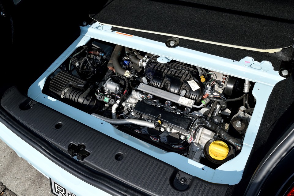 エンジンです。直列3気筒DOHC12バルブターボ、897cc、最高出力90ps/5500rpm、最大トルク13.8kg・m/2500rpmを発生！車重が1tそこそこなので、想像以上に俊足です！ツインクラッチのセミオートマとの相性の良さもあって、久々に走りが楽しいフレンチコンパクトなのです！