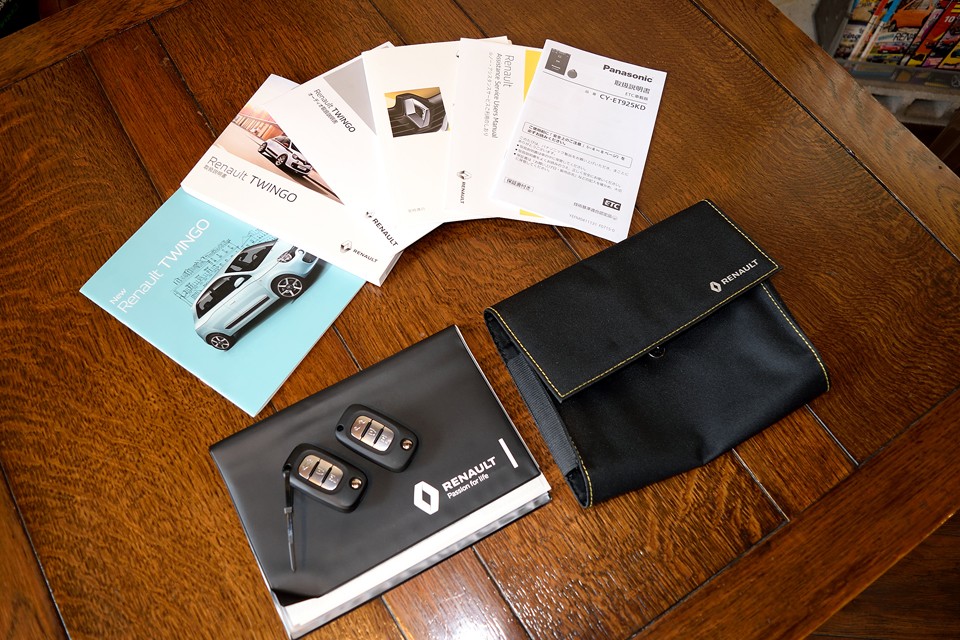 もちろん、取説、記録簿、書類入れ、スペアキーとすべて揃ってます。新車カタログはおまけです！