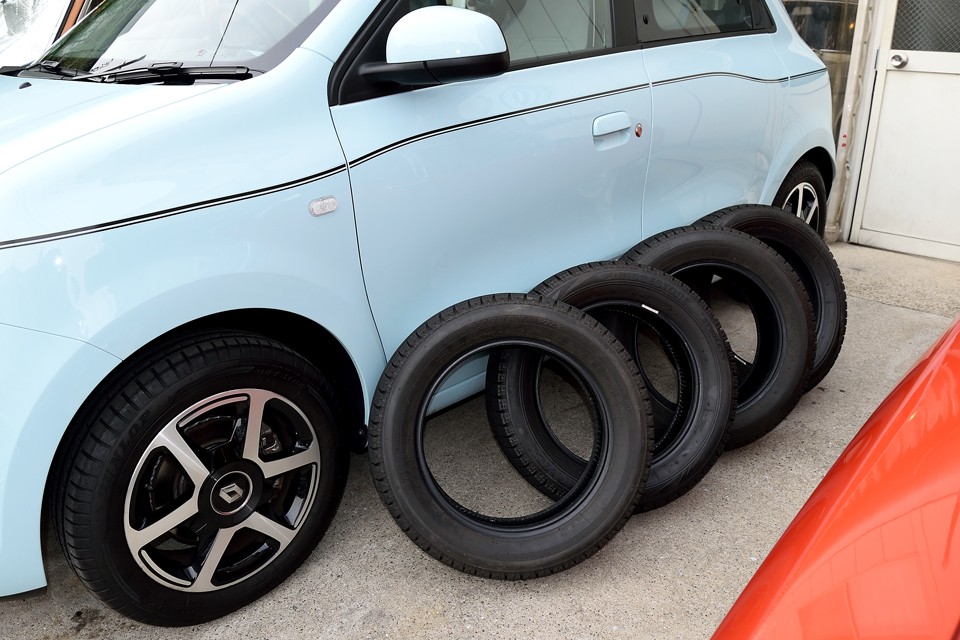 そして、これからの季節にはうれしい、ご覧のスタッドレスタイヤもおまけで付きます！もちろん、トゥインゴにピッタリサイズのフロント用2本とリア用2本です！