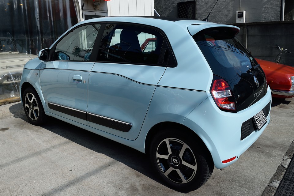 歴代のトゥインゴはどれも優秀なモデルでしたが、何故か、前モデルを踏襲しない、全く新しいコンセプトで出てくるのが常だったので、一抹の不安はあったのですが・・・。