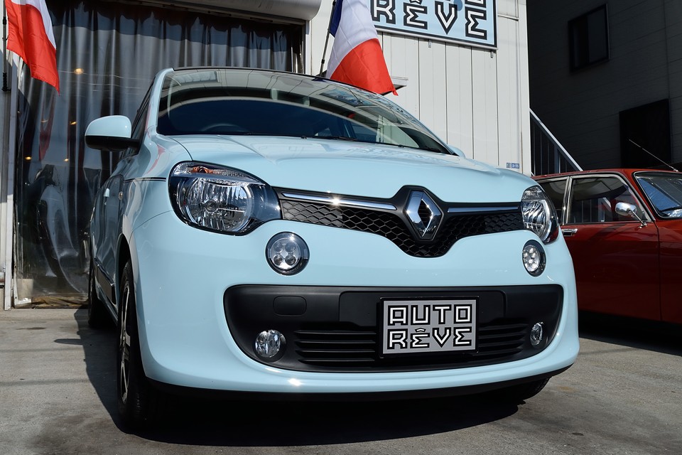 まずは、ドライビングシートに腰を降ろした時に見える風景・・・名車と言っても過言ではない初代トゥインゴを彷彿とさせるワクワクさせるPOPな雰囲気は、同じDNAではないかと・・・。