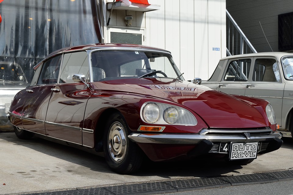 1970（昭和45）年式 シトロエンDS20 pallas！大切に使われてきた道具の様に、自然な風合いを感じさせるたたずまいが素晴らしいDS！エネルギーを感じさせる鮮やかなレッドインテリアもGOOD！