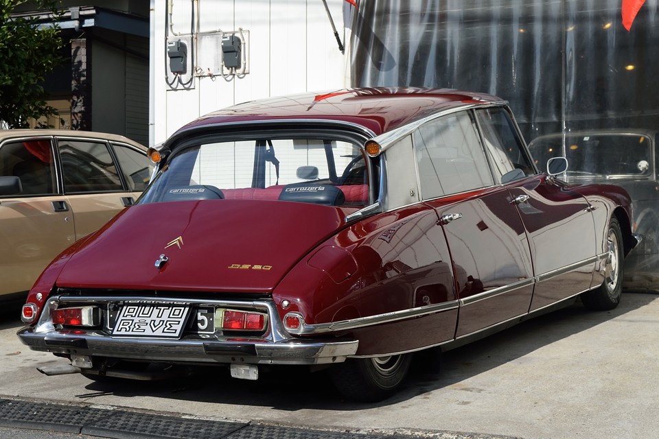 20世紀を代表するクルマとして、ビートルやポルシェ911をおさえ「カー・オブ・ザ・センチュリー」の第3位に輝いたシトロエンDS！革新的な機構のハイドロサスペンション、そしてこの圧倒的な美しさなら当然と言えば当然の結果かと・・・。