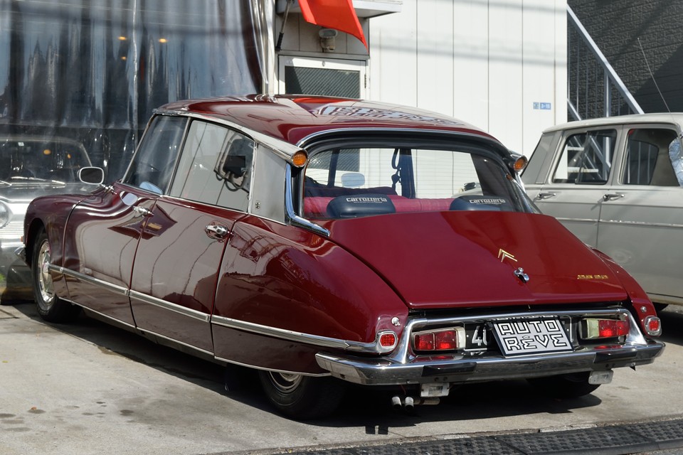 DSを見るといつも感じますが、これクルマのデザインをしようとして考え付くデザインではないですよねぇ。絵画を描くように美しさを追求した結果が、たまたまクルマだったのではないかと・・・。