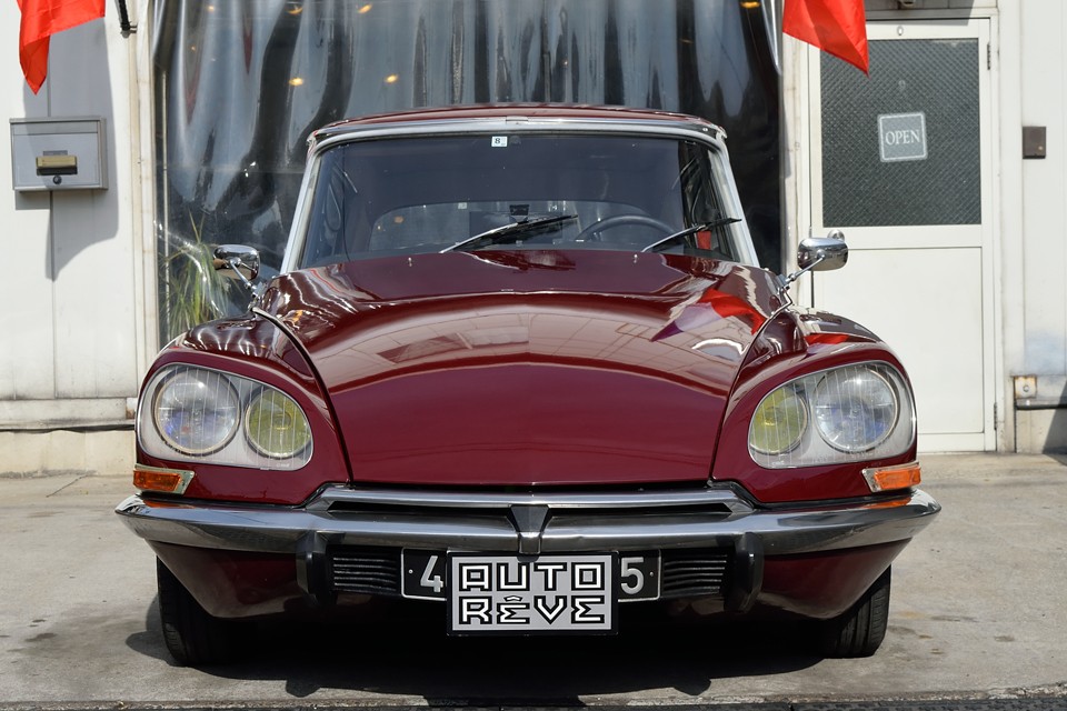 あの奇才ロベール・オプロンによるフロントマスクは、今見てもハッとする美しさ、存在感を感じます。どっかの国の、細くてとんがった希薄な印象のマスクのクルマとは、やはり違います。