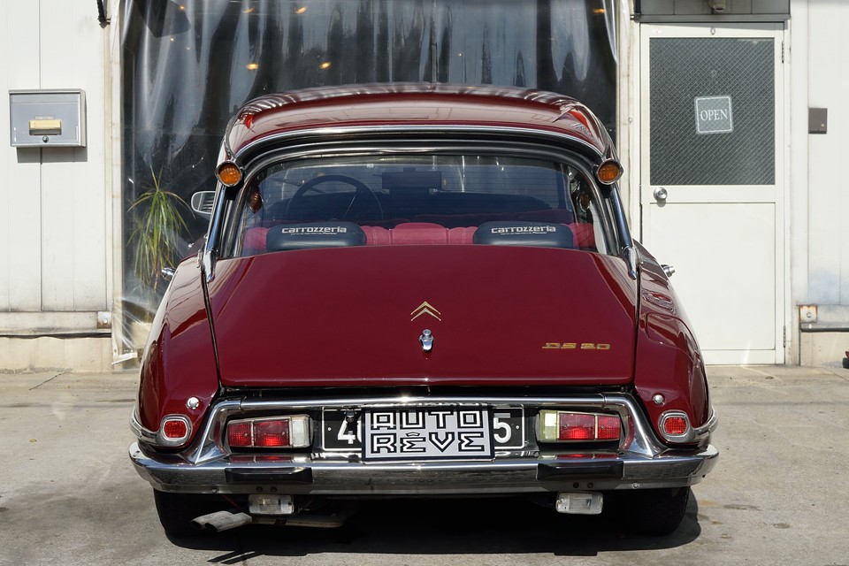 個人的に一番驚きを感じるのが、このリア！どうしてこういう造形が思いつくのか不思議でなりません。彫刻のような・・・では無く、まんま彫刻作品と言ってよいのではないかと・・・。