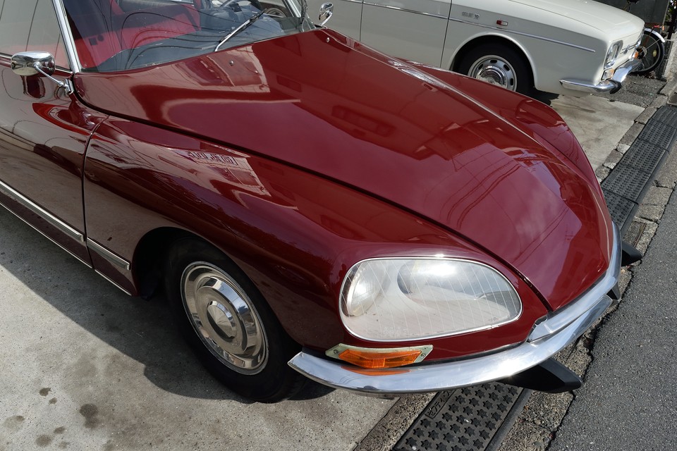 カラータグを見ますと「AC318」とありますので元色はSable métalliséというベージュメタリックだったようですが現在はこのマルーンです。他のビンテージと呼ばれるクルマと違い145万台も生産されたDSですから、オリジナルにこだわらず、趣味優先の個体が多いのもDSならでは！色替えで美しさがそこなわれるわけではないですからね。