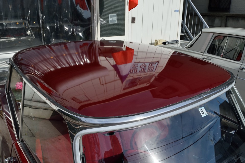 弊社入庫時、ボディ両側面の塗装状態が少し良くなかったので、思い切って再塗装で仕上げました！ボンネットやルーフ、トランクはそのままですが、この状態でしたら◎ですよね。