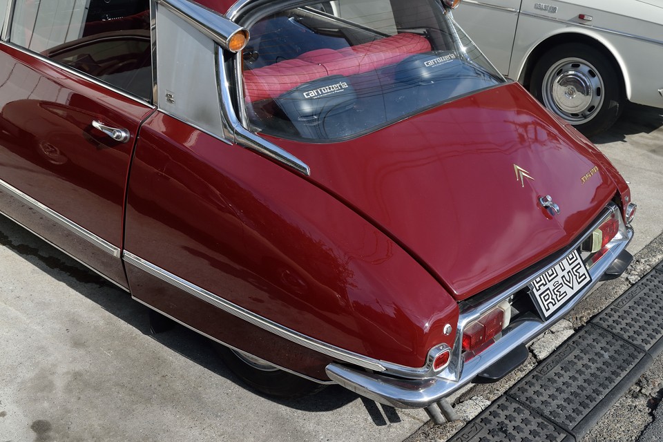 良く見ればボンネット、ルーフに薄キズ、トランクに若干の塗装ムラは見受けられますが、全体的な色合い、バランスはご覧の通り、とても良い個体だと思います。