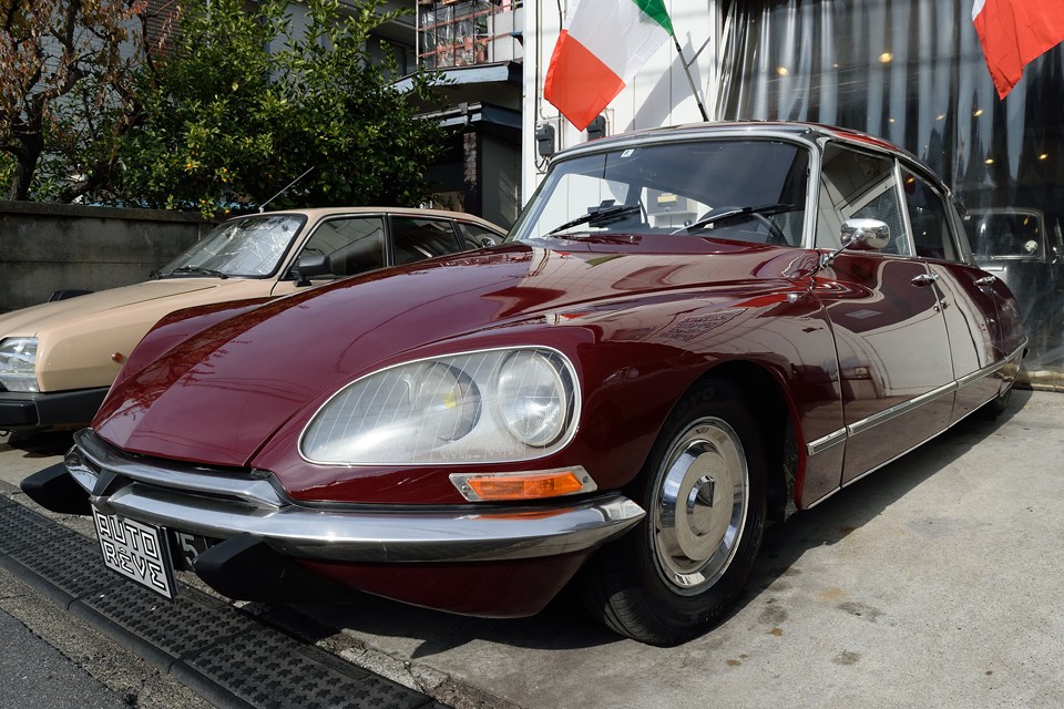 まだ磨きを掛けていない状態でこれです。特に塗装仕立てで美しい側面の状態がお分かりいただけるかと・・・。