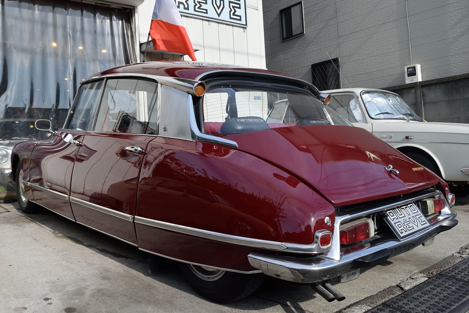 実用車であるDSにとっては、それがむしろ自然・・・大切に使い込まれた道具に美しさを感じるのと同じ感覚ではないかと・・・。