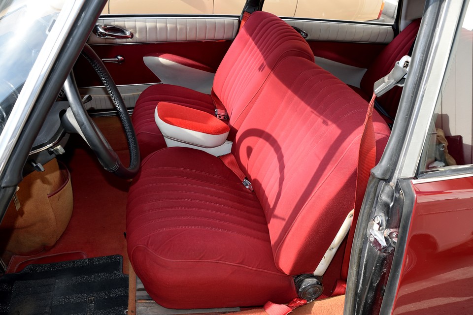 そしてこのシート！みるからに柔らかそうな分厚いシートですが、実際の座り心地は想像以上！他車には無い、座るだけで癒されるDS独特の秀逸なシート！