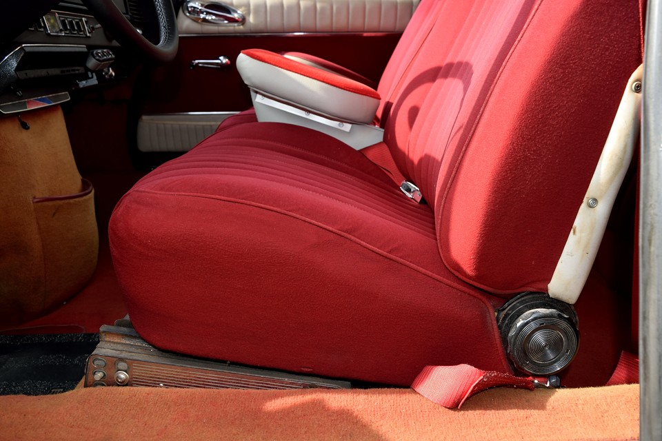 座面の厚さはもはや異常とも言うべきほど？！私も今まで数多くのクルマに乗ってきましたが、このDSとルノー16のシートは別格！機会があったらぜひ一度、座るだけでも体験する事をおススメします。