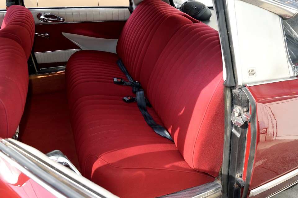 リアシートに座ると皆さん驚かれるのが、シートはもちろん、足元のカーペットまでフワフワなところ！そのボディスタイルからリアの居住性はどうなの？と思いがちですが、とんでもありません！むしろリアの方がスペースたっぷりで、ふんわり柔らかい極上空間なのです！