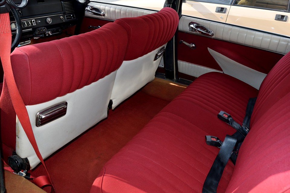 もちろん足元のカーペットも赤！その昔、張り替えられたシートは破れもなくとても良い状態です。特にリアは使用頻度が少なかったんでしょうね、清潔感もあり、このまま気持ちよくお乗りいただける状態です。