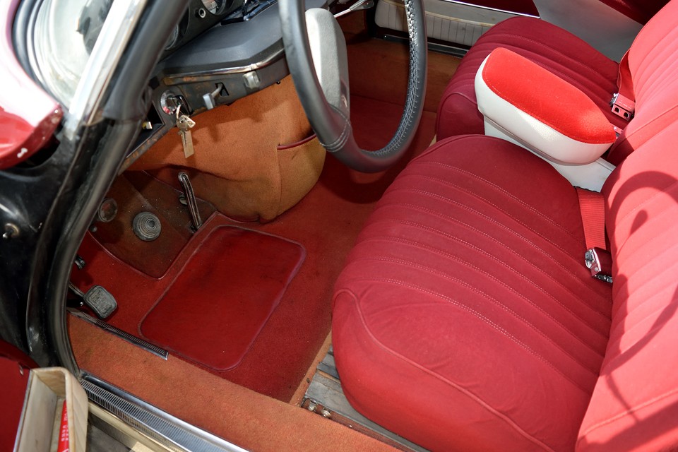 フロント足元ももちろんレッドカーペット！運転席には若干の使用感はどうしてもありますが、ひどい損傷はありません。