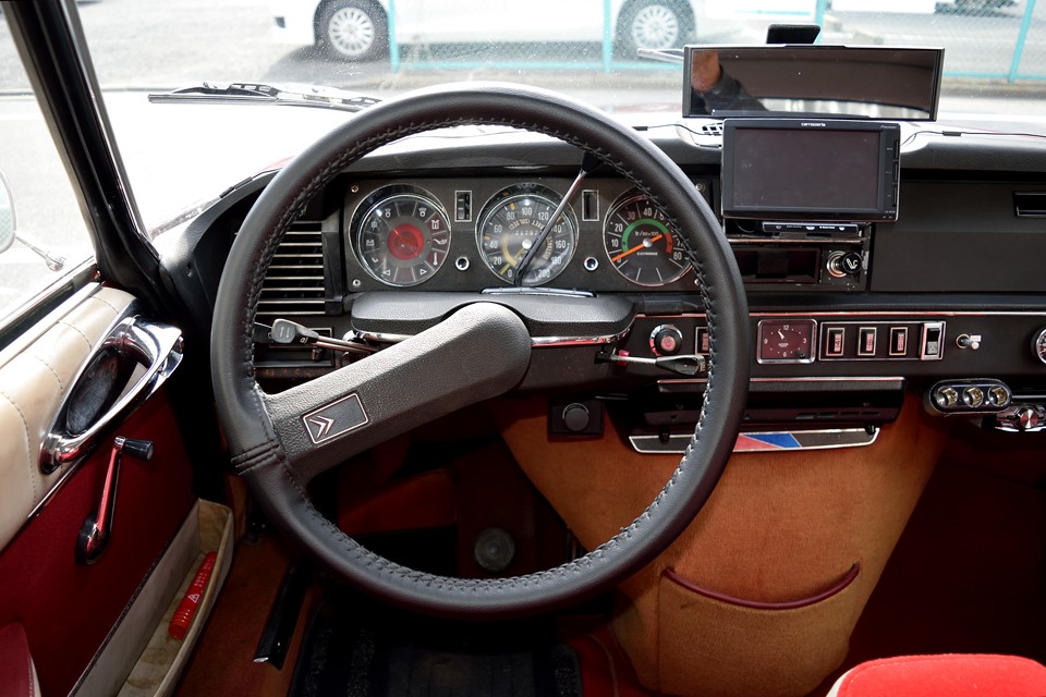 木材や革を使わず、決して豪華な造りというわけではないのに存在感のある雰囲気は独特です。まるで使い込まれた馬具のような威厳さえ感じさせるダッシュパネル！