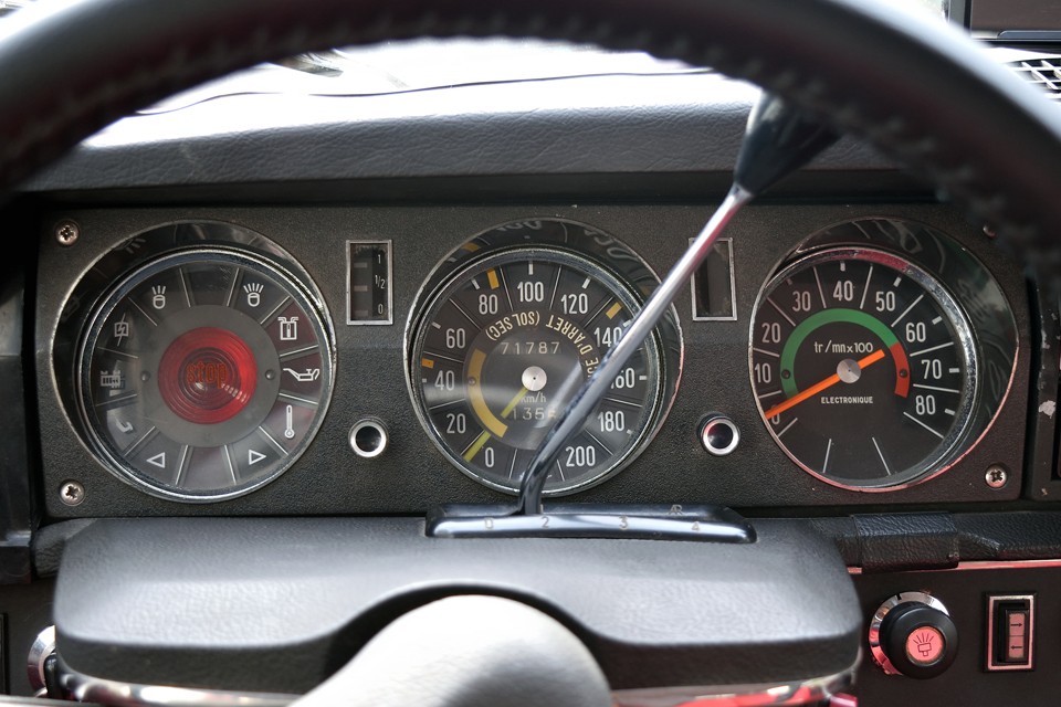 現在オドメーターはご覧の距離ですが、旧車ですし、5桁メーターのため走行は不明とさせていただきました。