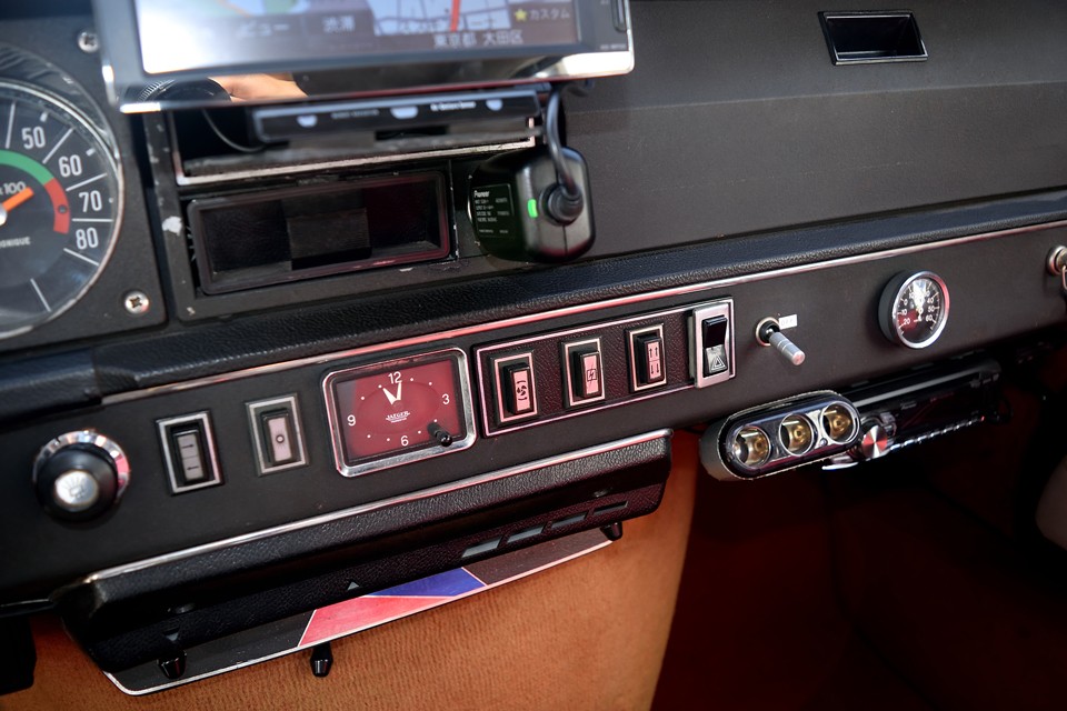 センターパネルのスイッチ群。アナログ時計ももちろん機能しています。右のトグルスイッチはオーディオのON/OFF用、その右は磁石でくっ付いている温度計です。
