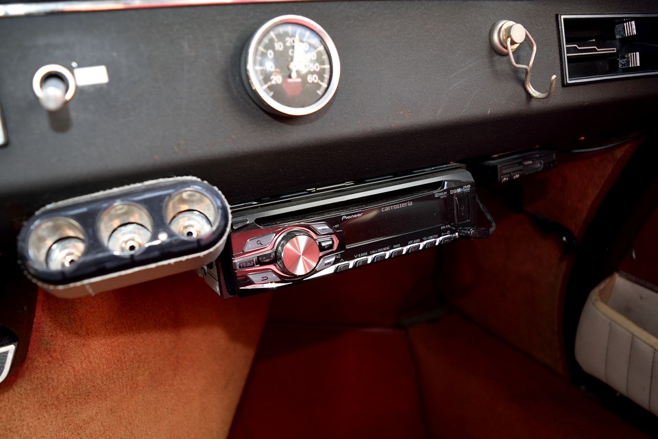 3連シガーソケット、DVDも見れるオーディオ、ETCも装備です。日常お乗りになる方にはうれしい装備が全部付き！でも、こういうのは見た目がゴチャゴチャしてイヤだという方、もちろん取り外しも容易ですのでお申し付けくださいませ。