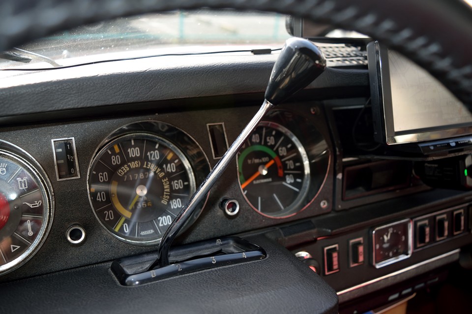 DSと言えば、やはりこのセミートマですね。なぜメータの邪魔になるこんなところに装備したかは置いておいて（笑）アランドロンのようにハンドルの内側から操作するもよし、オーソドックスにハンドル外側から操作するもよし！