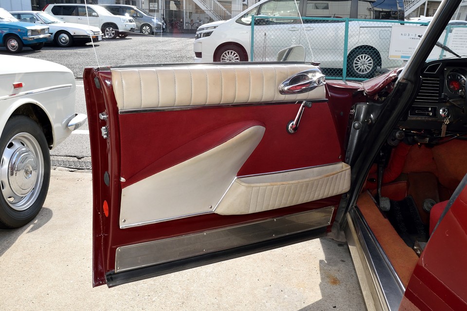 フロントドア内張り。クリーニングでもう少しキレイにはなると思いますが、素材自体の変色もあるので致し方ないところでしょうか。