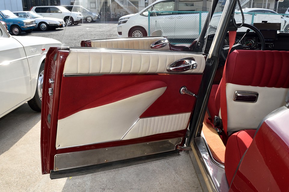 フロントに比べればかなり清潔なリアドア内張り。ちなみにシート同様、ドアの肘掛もフワフワ～！どんだけ柔らかさにこだわるんだ！っちゅ～の。