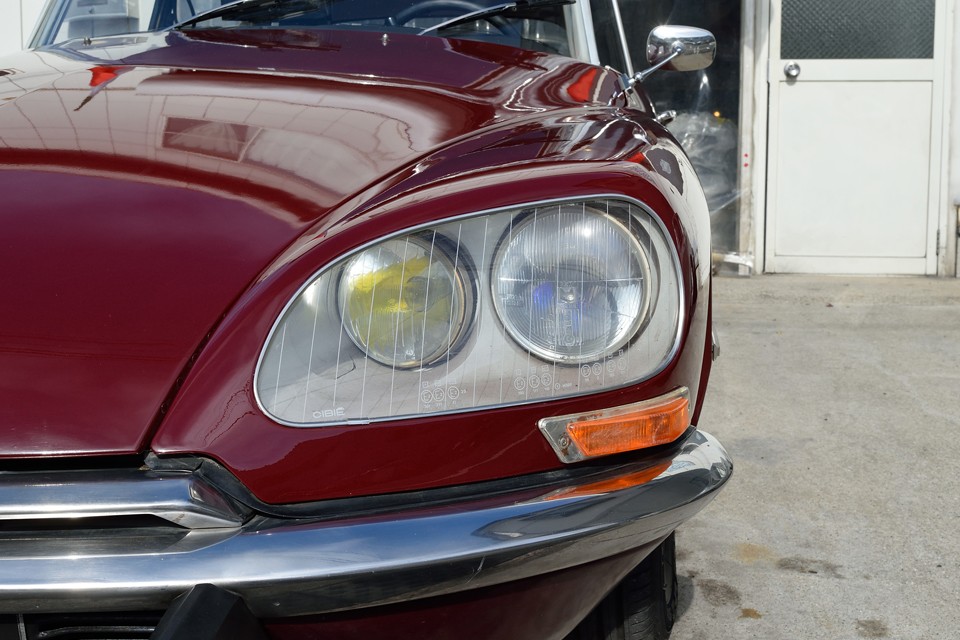 これだけ目ジカラのあるクルマもそうないですよね。ちなみにライトフードはガラス製なので曇ることもありません。縦縞は熱線とか補強の鉄芯ではなく単なるデザインです。