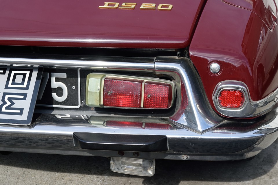 リアレンズはプラ製なので経年劣化で少し黄ばんでいます。う～ん、ここは折角のDSなので・・・ということで新品オーダーしちゃいました！入荷次第、交換予定です！