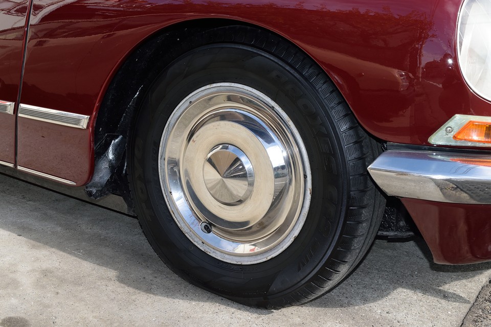 ホイールを覆う大皿のような純正ホイールキャップは目立つキズもなくキレイな状態です。鉄ッチンホイールの縁にはDSの常で、キズや塗装ハゲが見受けられます。