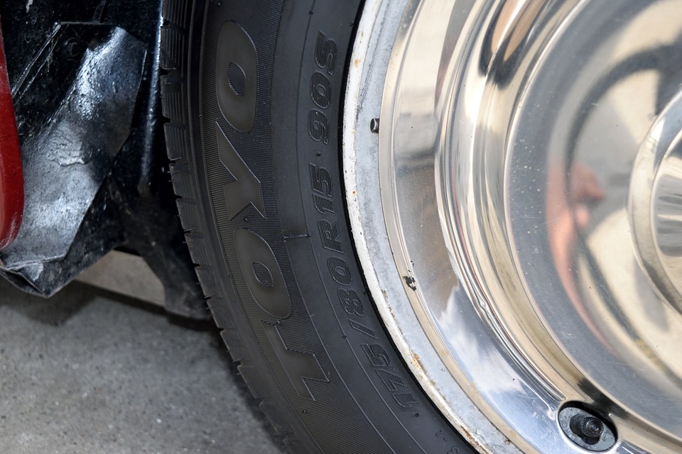 タイヤサイズは175/80R15、かなり安価で買えるうれしいサイズです。ブランドもブリジストン、ヨコハマ、ダンロップ、トーヨー他にあるサイズですので、旧車にありがちな「サイズが無くて困る！」なんてこともありません。