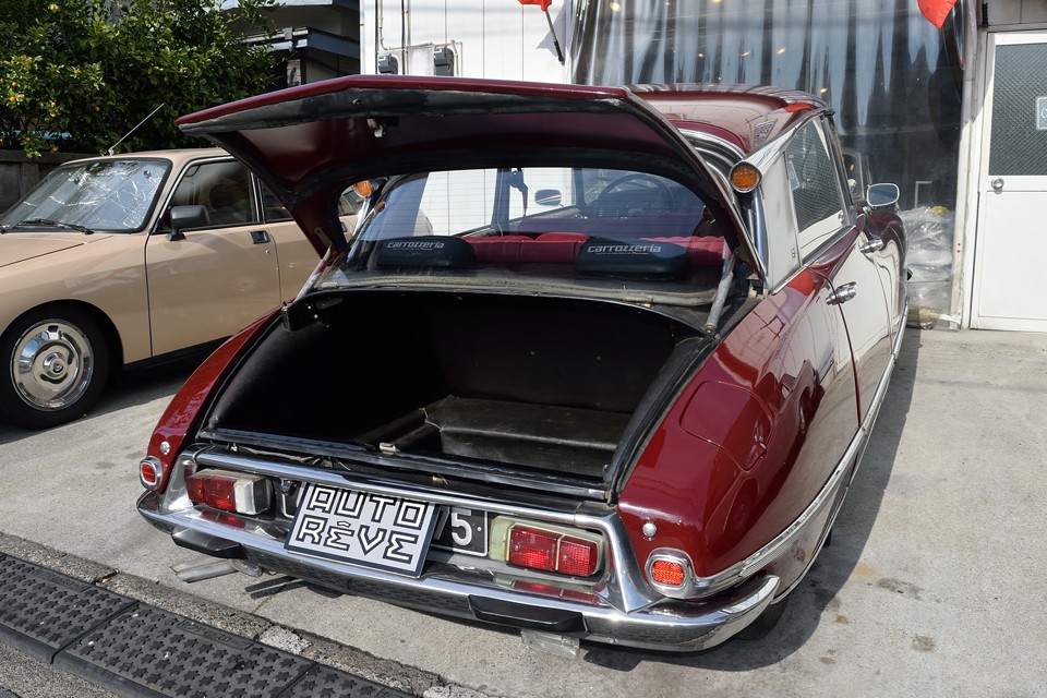 そのボディスタイルからトランクは狭そうな印象ですが、そんなことはありません。ハイドロサスペンションのおかげで、両サイドに張出しがないので、使いやすく容量もタップリ！やはりフランス車ですね、実用に関わるこういう部分に手抜かりはありません！