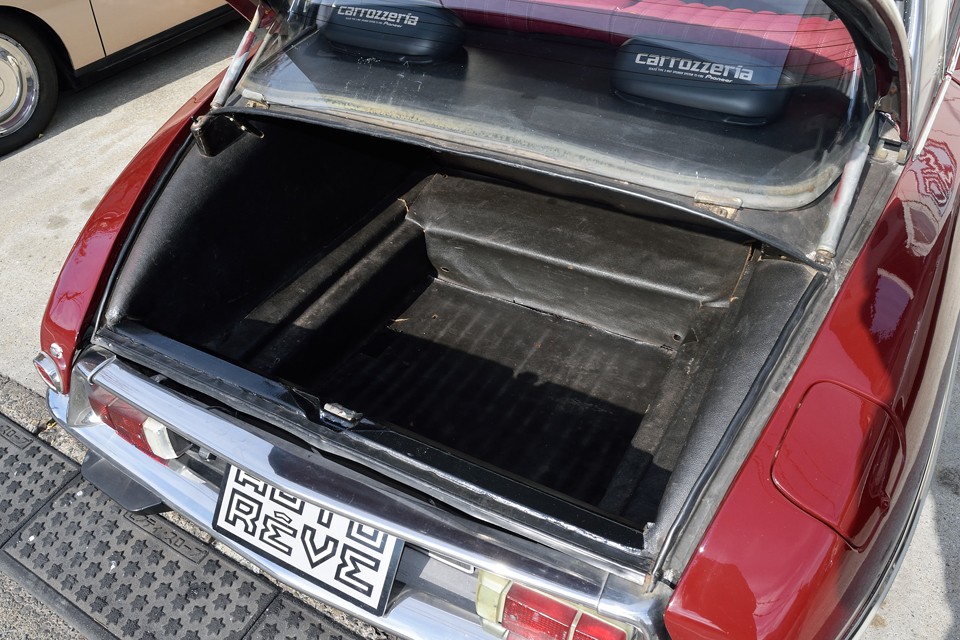 床面は一段下がっているので、更に容量もアップ！ちなみにマット下の一番錆びやすい床パネルは、やはり錆が出ていたんでしょうね、錆び留め補修されていますが、念のため補強の板をご用意させていただきますのでご安心を。