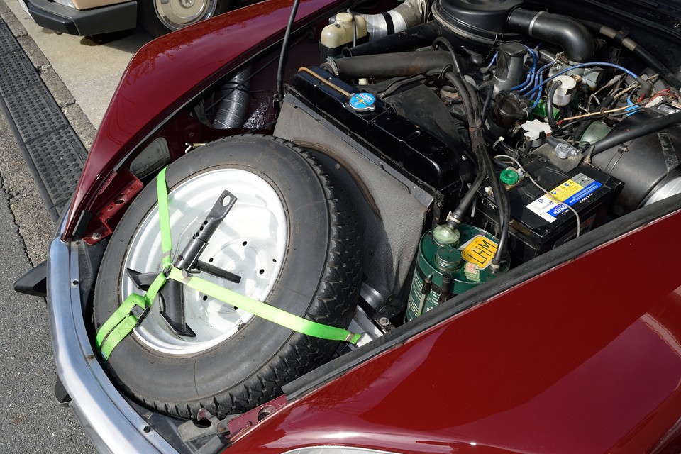 前オーナー様、結構几帳面なな方だったんですね、スペアタイヤはただ置いてあるだけの個体も多いですが、ちゃんとベルトで固定し、ジャッキも転がらないように養生してあります。こういう方が乗られていた個体は安心ですね。